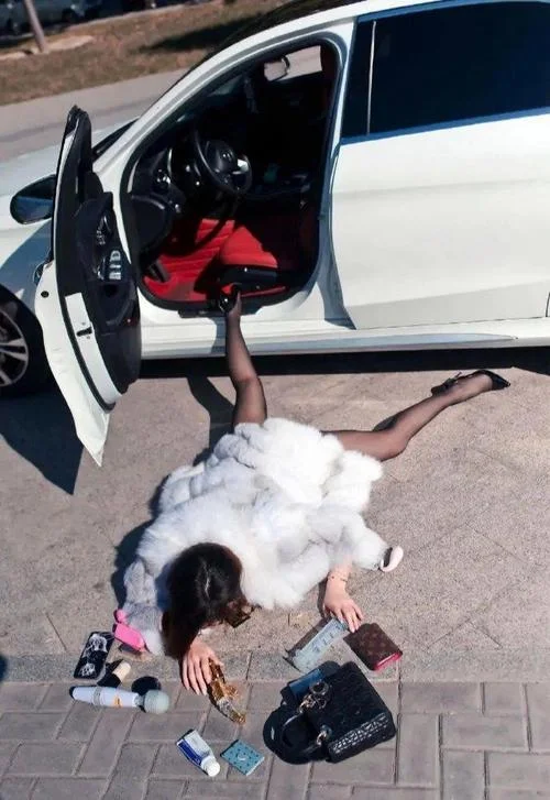 女性梦见自己的车翻了_1