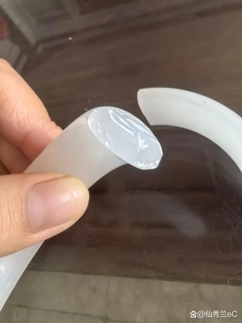 梦见自己的翡翠手镯断了_1