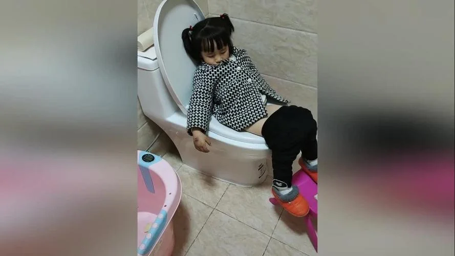 梦见睡在厕所里_2