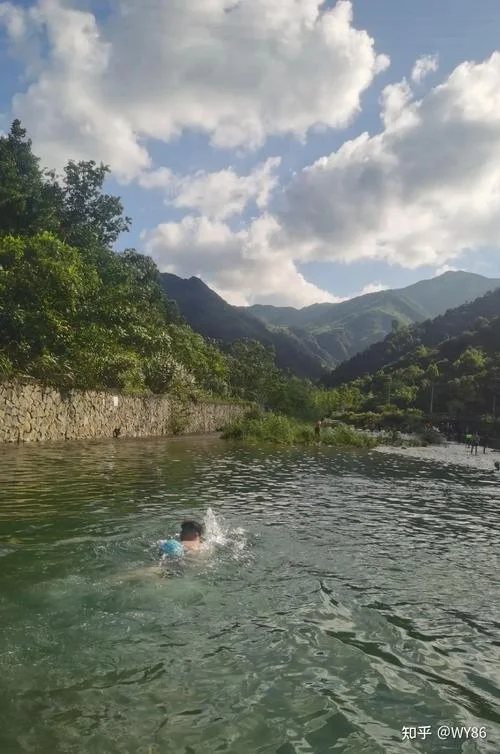 梦见发大水我在水中游_1