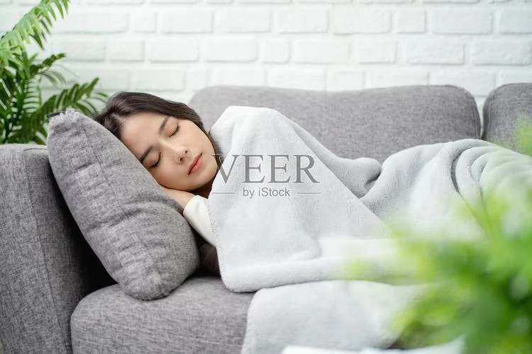 梦见自己在别人家里_1
