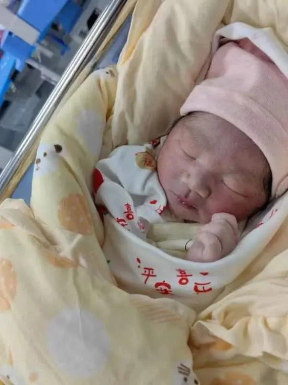 孕妇梦见抱个大胖小子_1