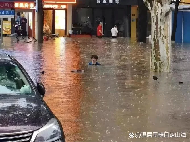梦到下暴雨把路淹了_2