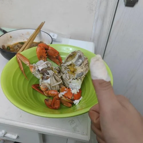 梦到被螃蟹夹什么征兆_1