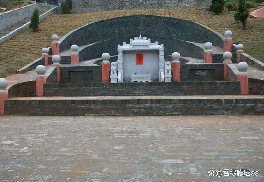 梦到坟地有很多坟_2