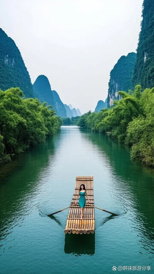 梦见自己踩着竹筏在水上漂_1