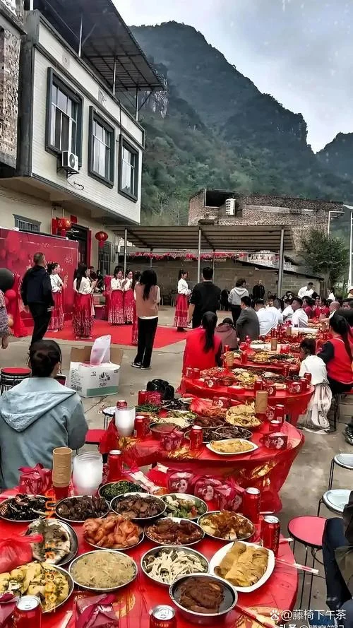 梦见跟很多人在一起参加婚宴_2
