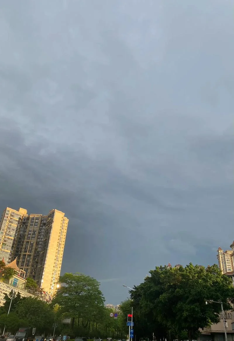 梦见乌云密布但没下雨_2