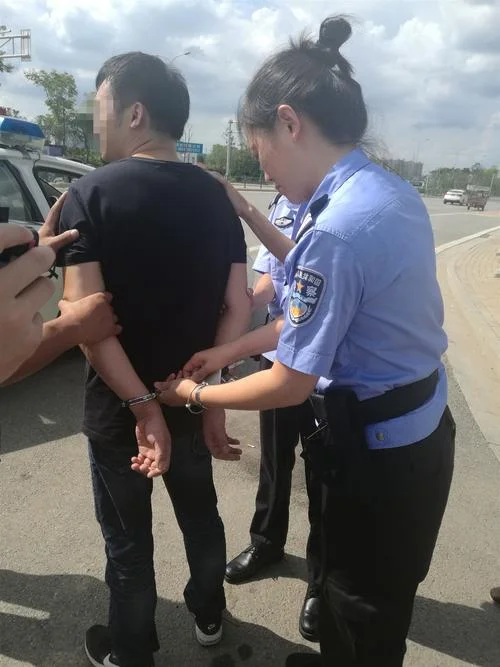 梦见被警察抓捕_1