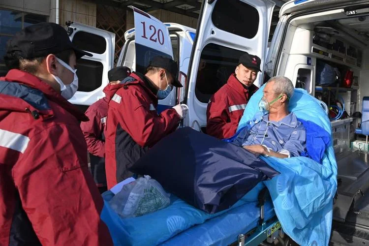 梦见救护车抢救别人_1