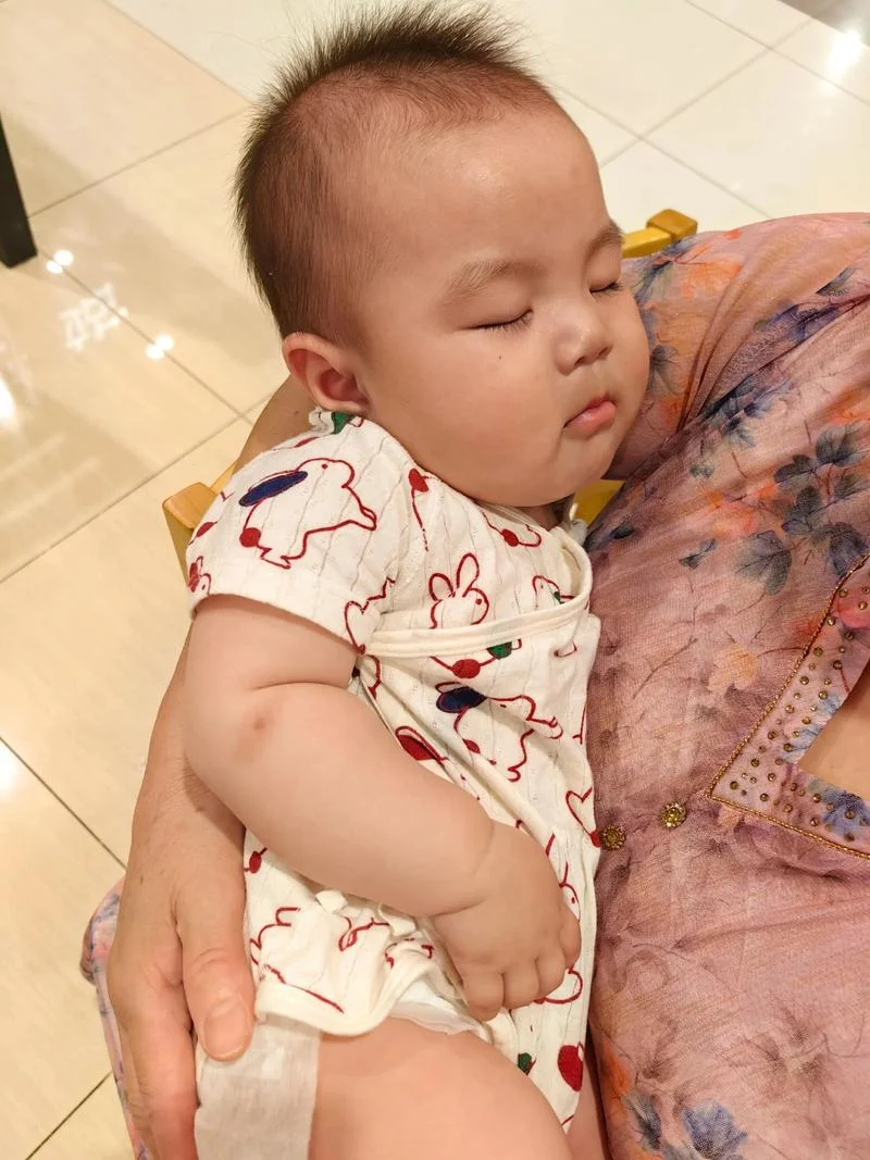 孕妇梦见抱胖女婴_1