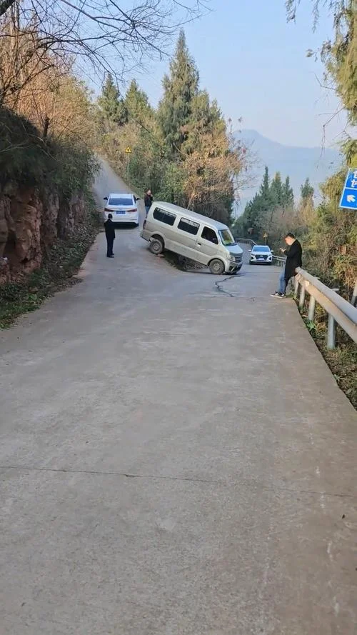 梦到开车走了一条很难走的路_1