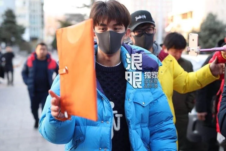 吴磊现身北电艺考现场_1