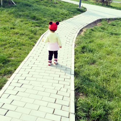 梦见小孩会走路_1