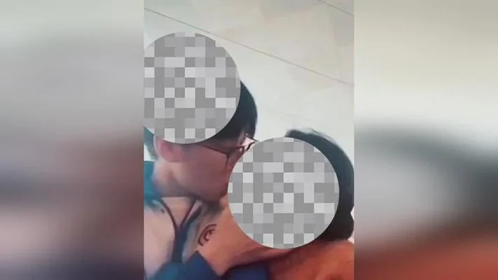 中学生亲吻视频_2