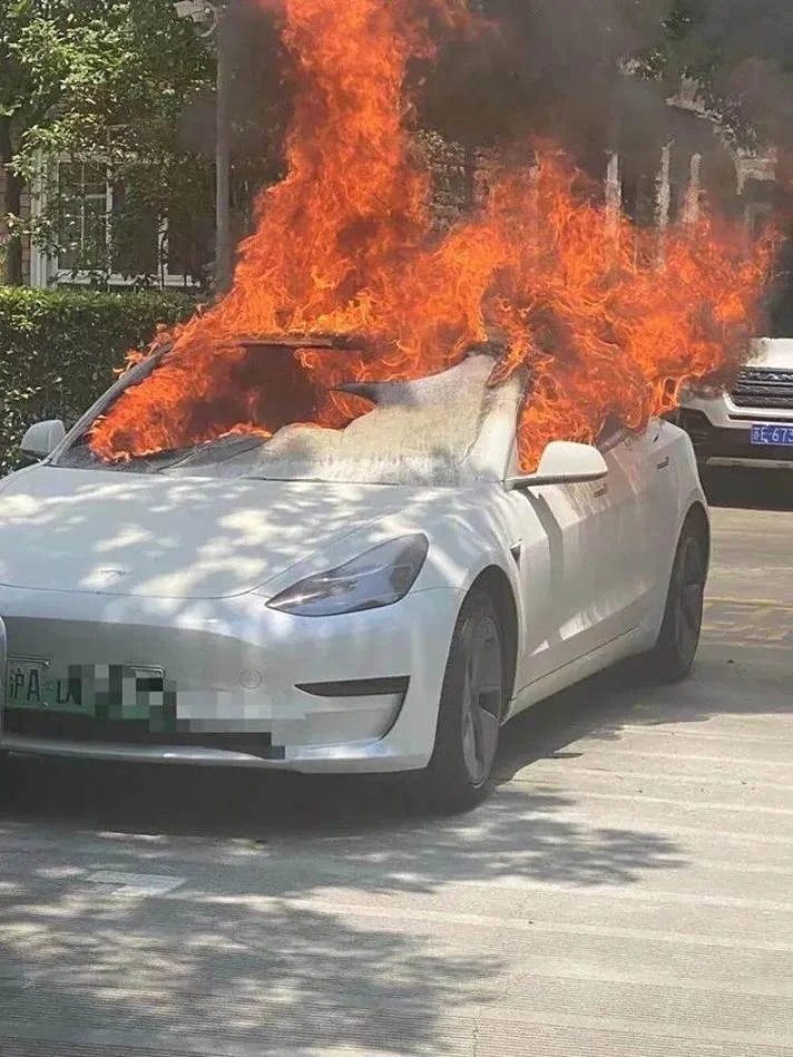做梦梦见车丢了起火了_2