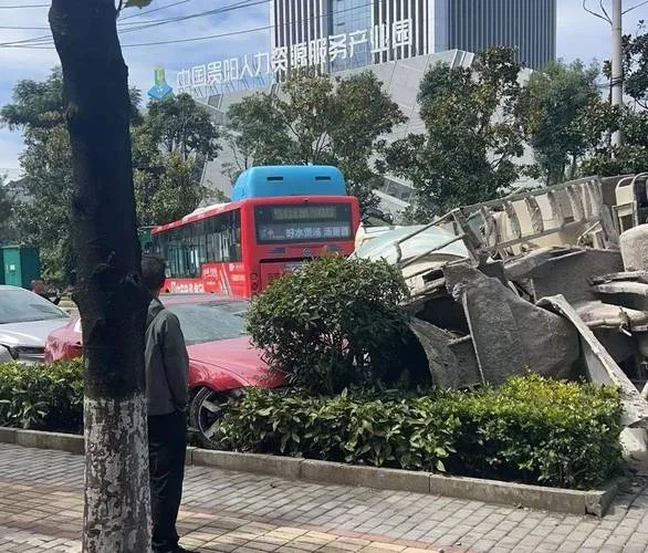 梦见开公交车有车祸_1