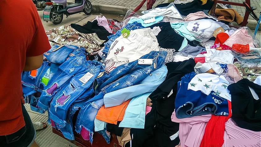 梦见摆地摊卖衣服很多_1
