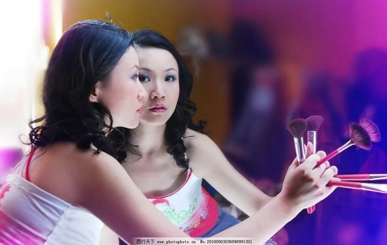 梦见看到别人化妆_1