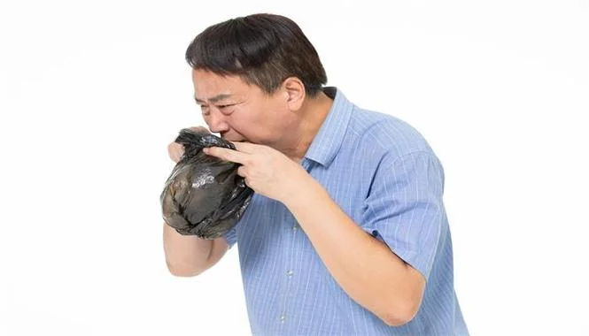 梦见自己吐了好多东西_1
