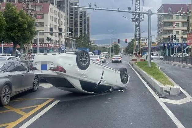 梦到自己开车翻车_2
