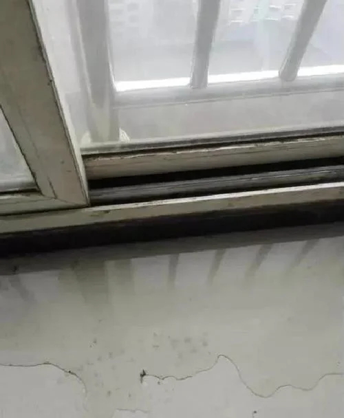 梦到屋里墙角渗水出来_1