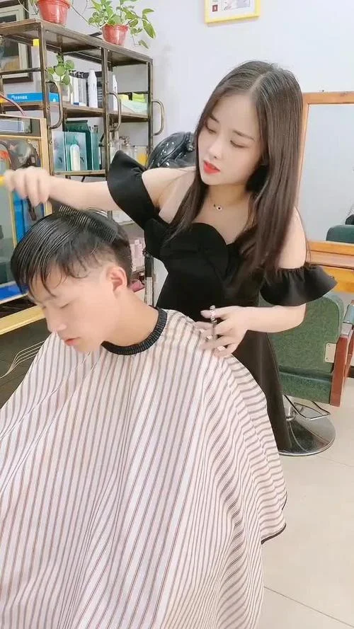 梦见熟人在理发_2
