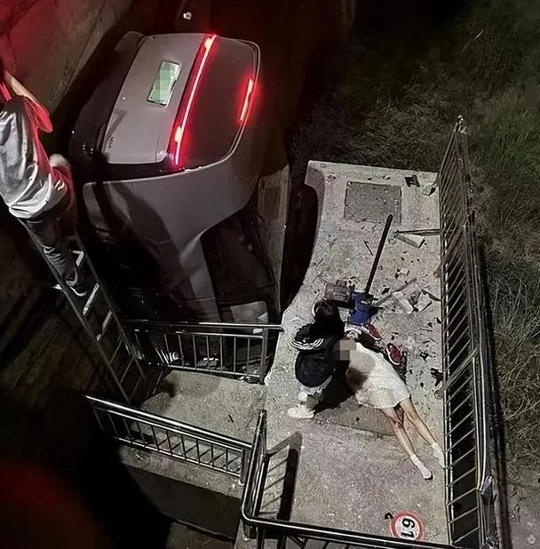 梦见从高处掉下来摔死_1
