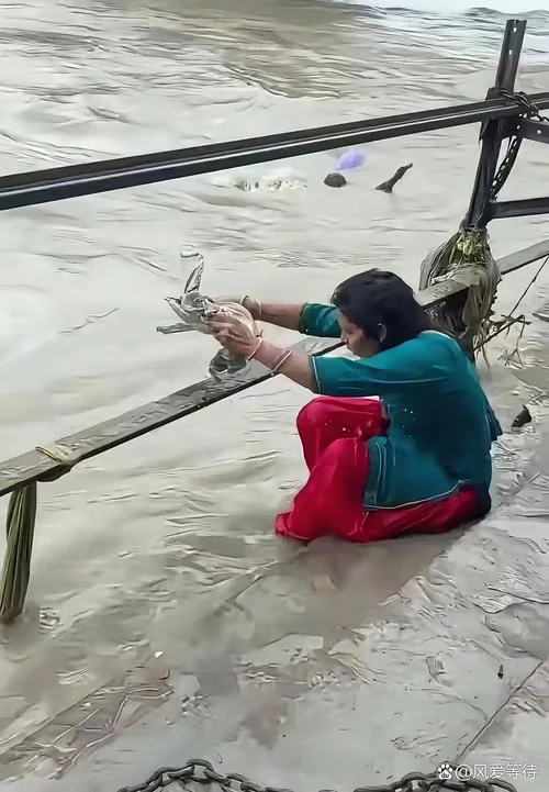 梦见别人掉入水中_1