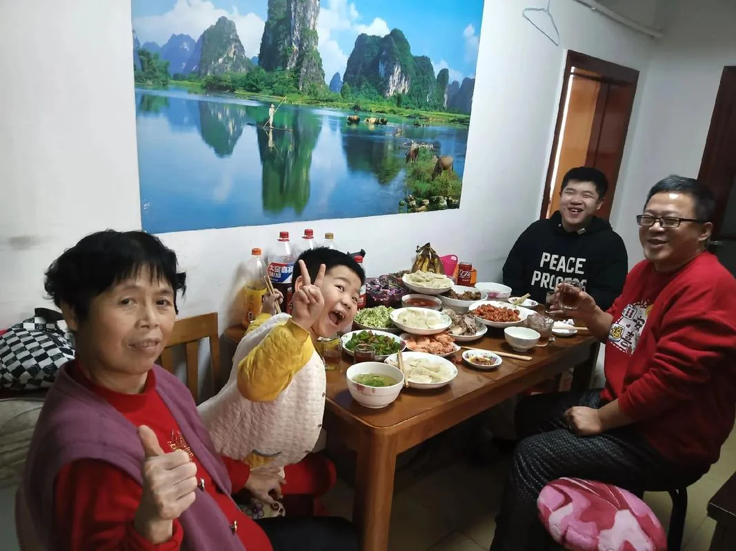 梦见朋友聚餐吃饭_2