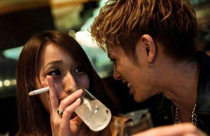 男人梦见和别人一起喝酒_1