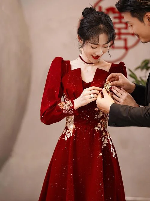 梦见结婚穿红色衣服是什么意思_2