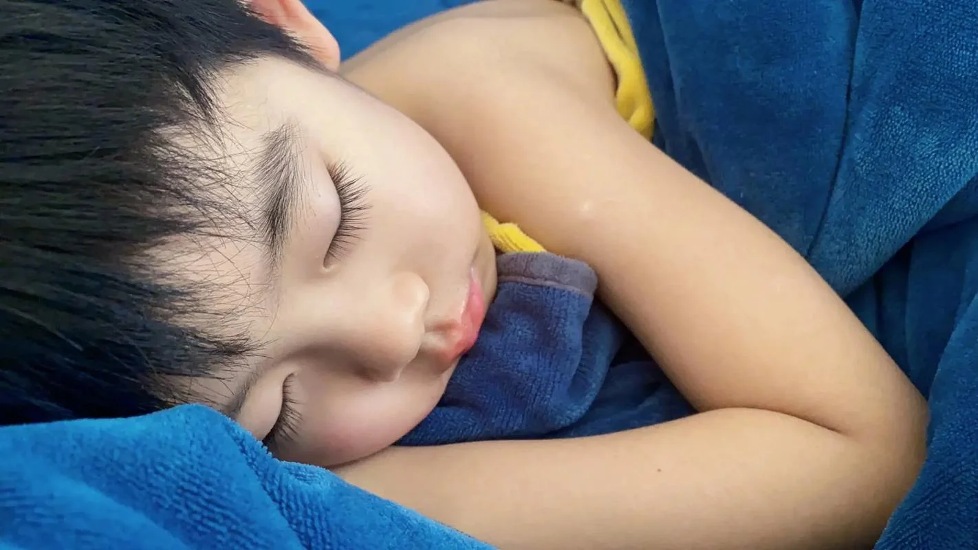 梦见抱小男孩睡觉_1