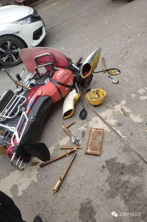 做梦梦到车祸打架_1
