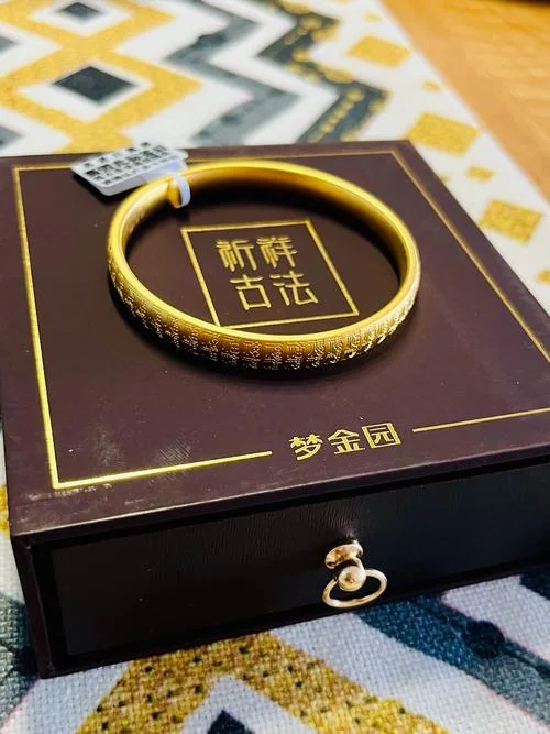梦见手戴金银手镯_1