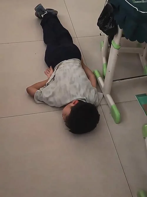 梦见抱着男孩睡在地上_1