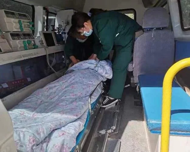 做梦梦见坐上救护车_1