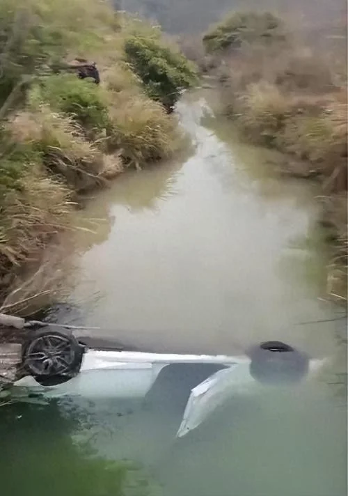 梦见开车掉水里吓醒_2