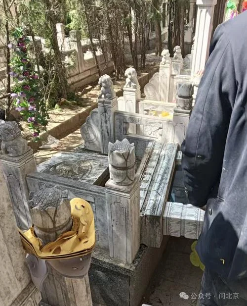 梦见墓碑倒_1