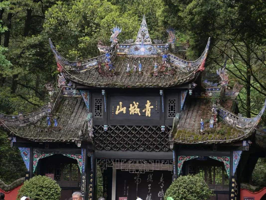 峨眉天下秀的下一句_2