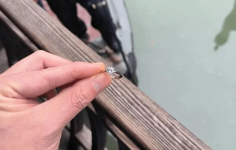 梦见钻戒的钻石掉出来_1