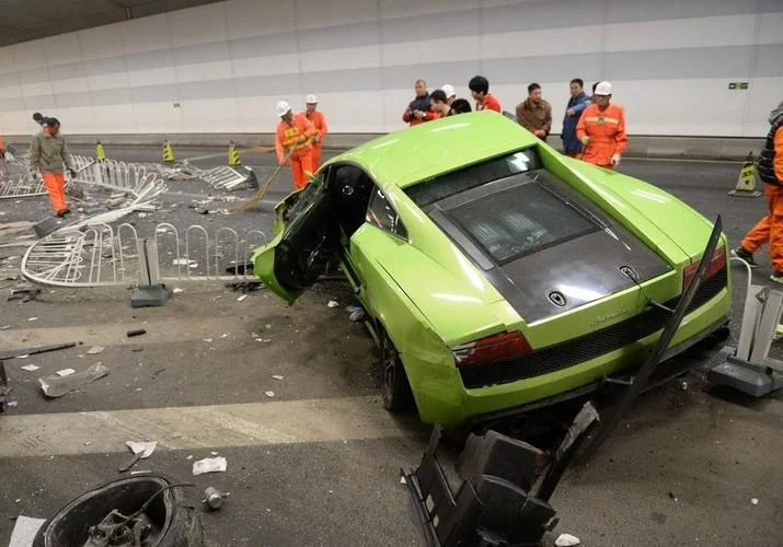 史上最牛跑车事故视频-史上最牛跑车事故