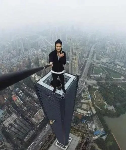 梦见别人从高处掉下来_1