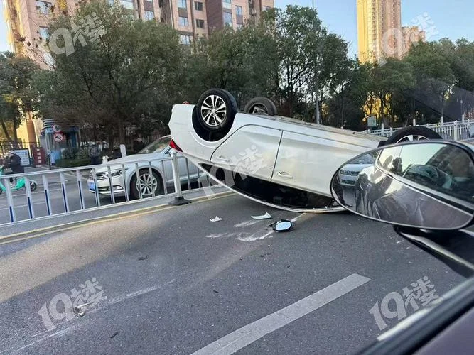 梦见开车翻车好不好_1