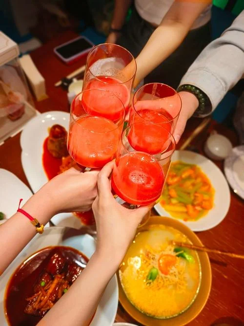 梦见聚餐喝酒_2
