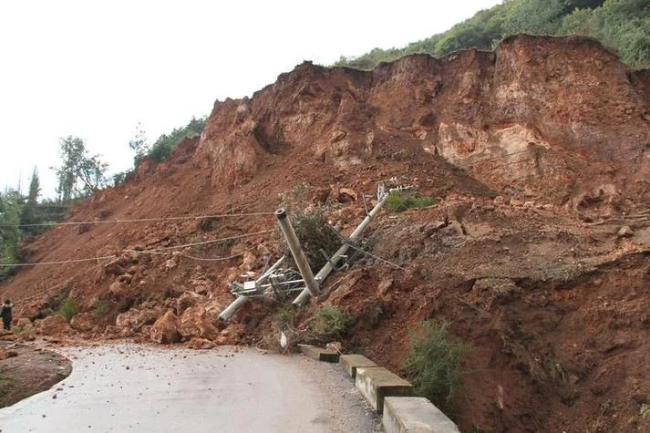 梦见铁路轨道塌陷_2