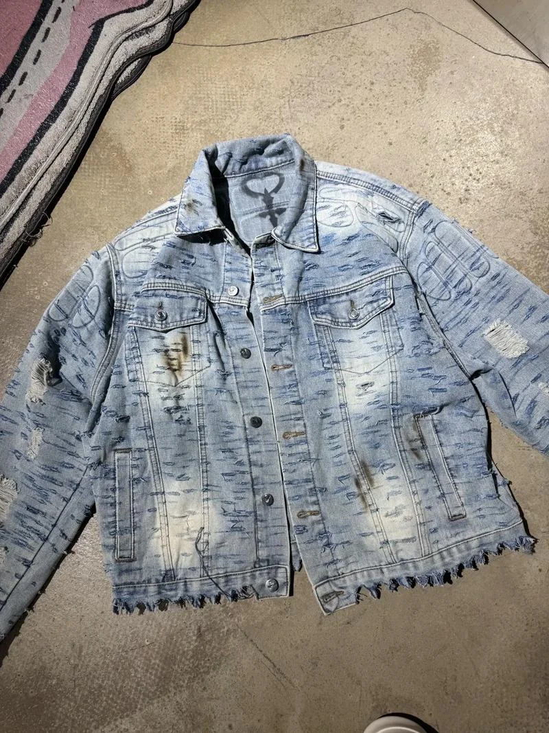 梦见别人衣服破了-梦见他人衣服破损