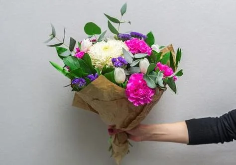 女人梦见别人送花给我_2