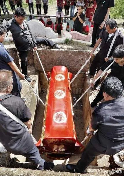 梦到自己帮抬棺材出殡_1