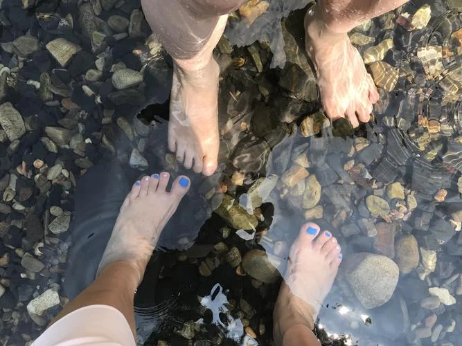 梦见光脚丫在水里走_2
